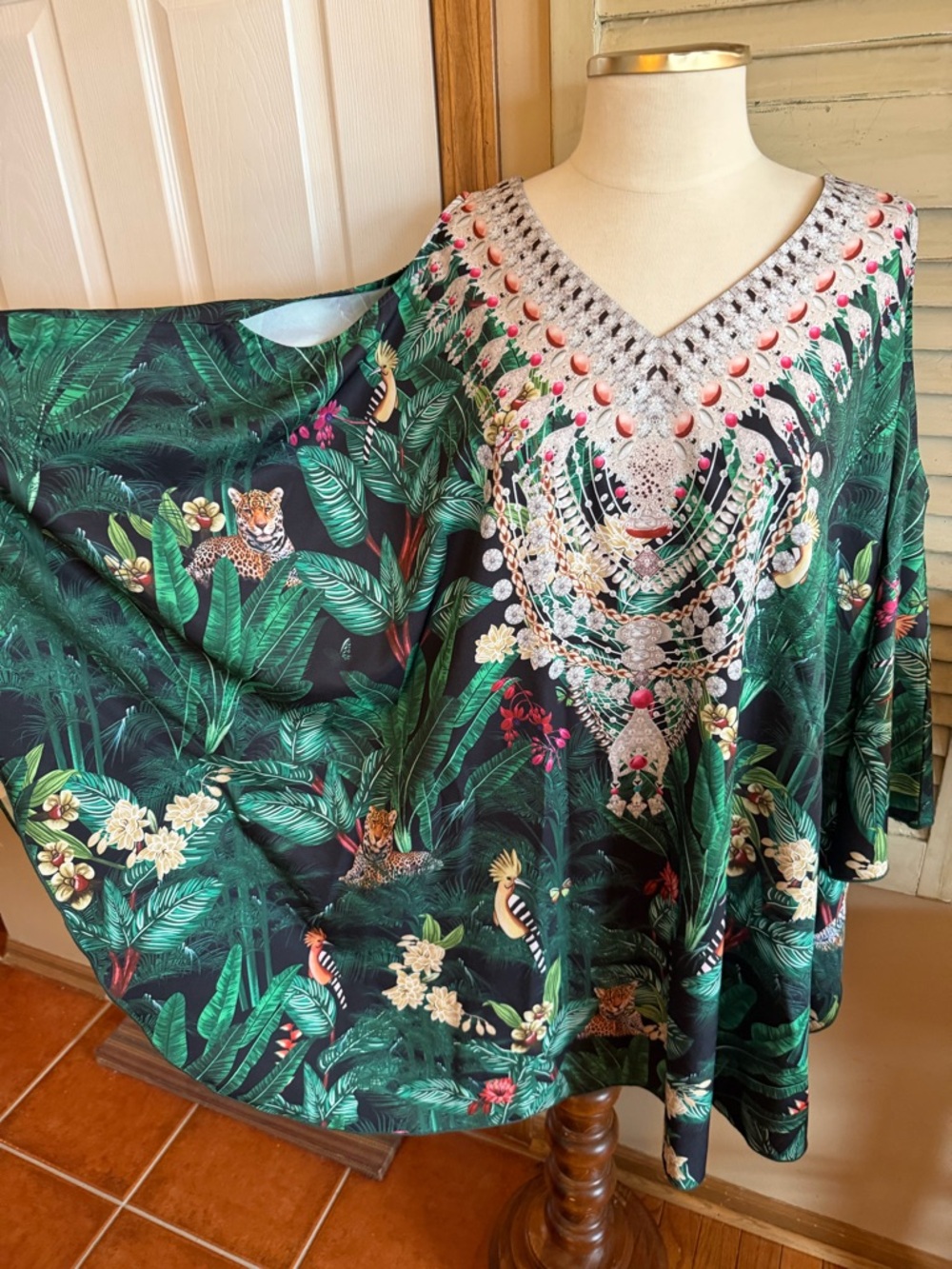 Beautiful Women’s Green Tropical Print V‑Neck Tunic - Picture 2 of 7